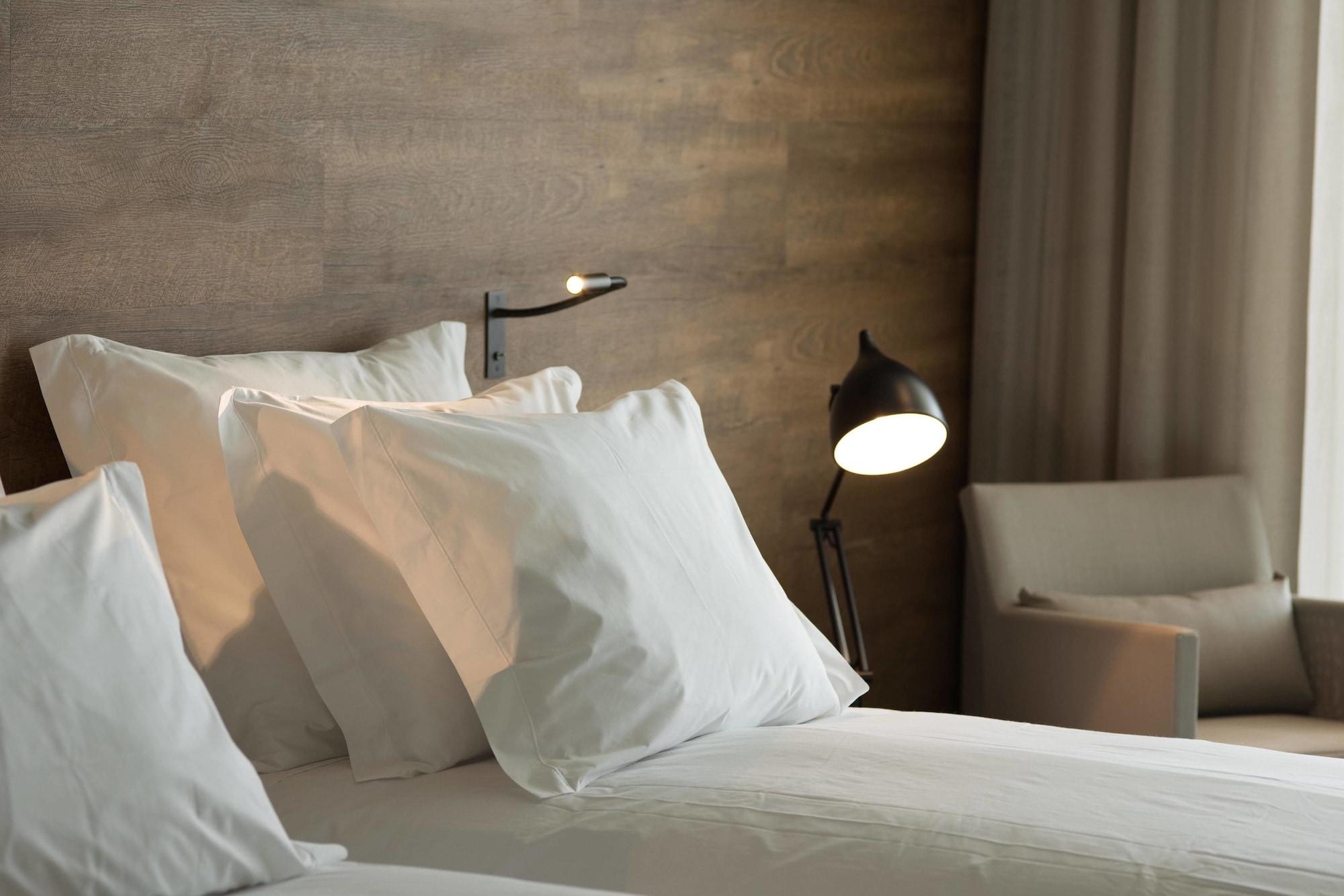 فندق ازور Ponta Delgada المظهر الخارجي الصورة A bed with pillows