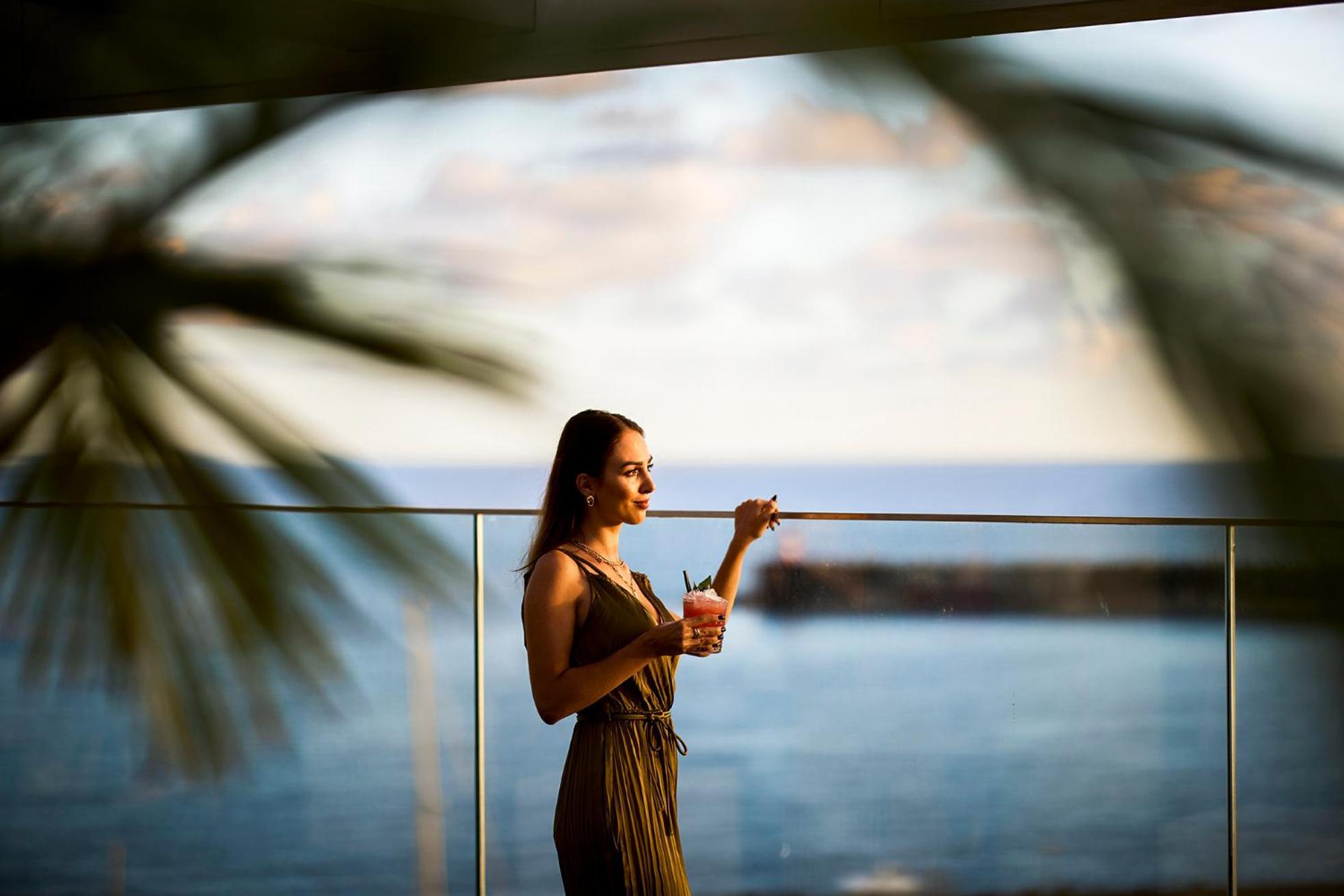 فندق ازور Ponta Delgada المظهر الخارجي الصورة A woman at the beach