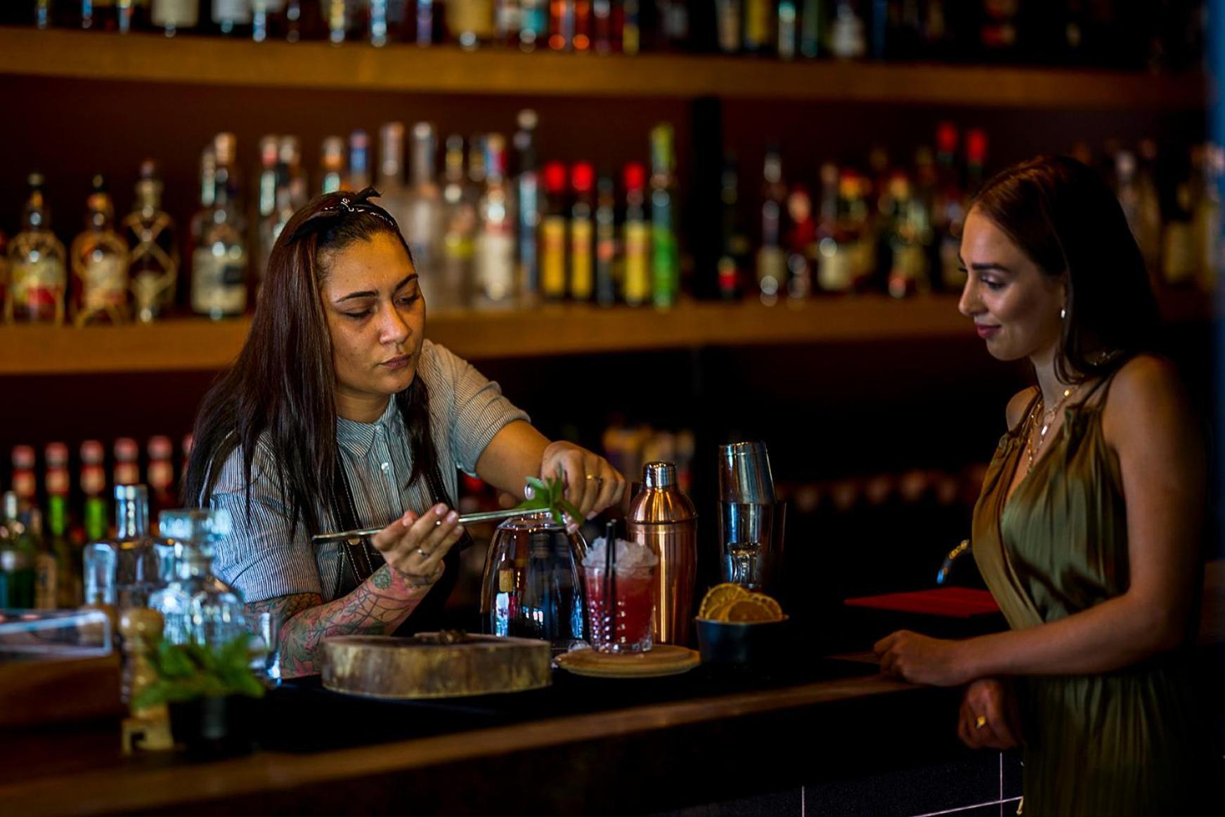 فندق ازور Ponta Delgada المظهر الخارجي الصورة A bartender at work