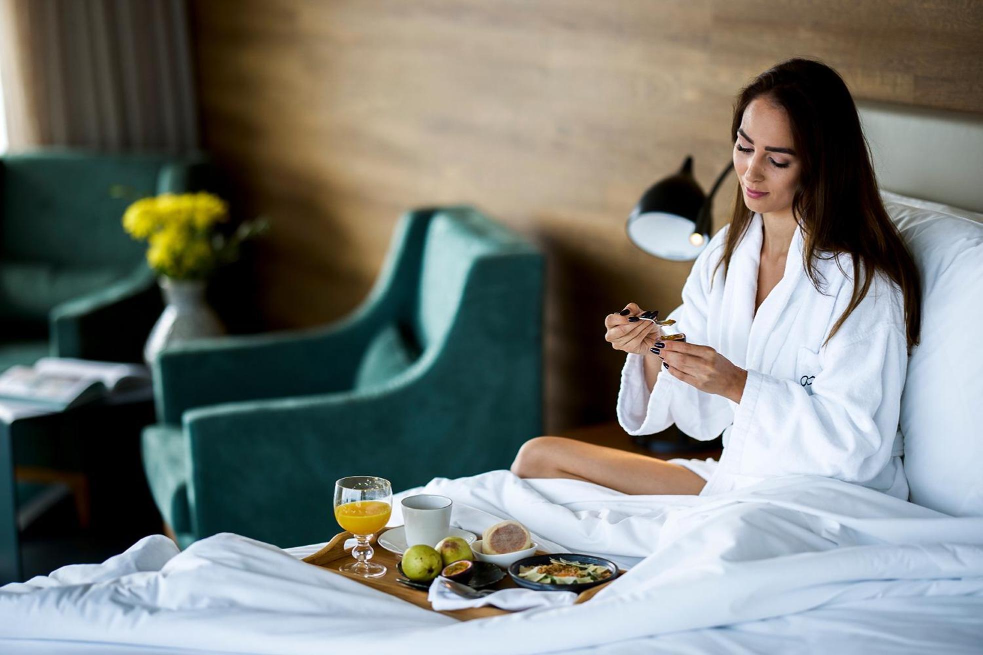 فندق ازور Ponta Delgada المظهر الخارجي الصورة A woman in a bathrobe