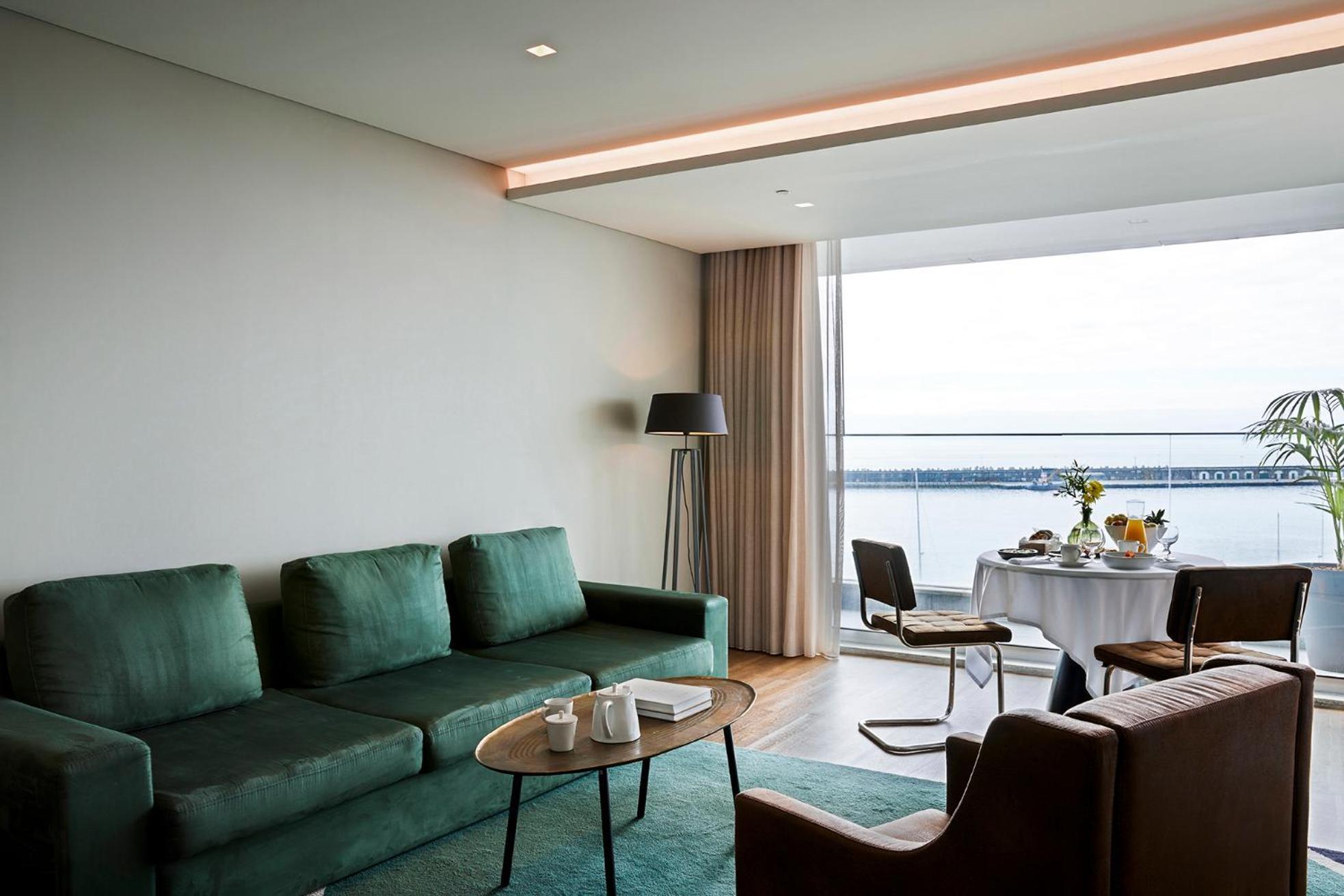 فندق ازور Ponta Delgada المظهر الخارجي الصورة A living room at the hotel