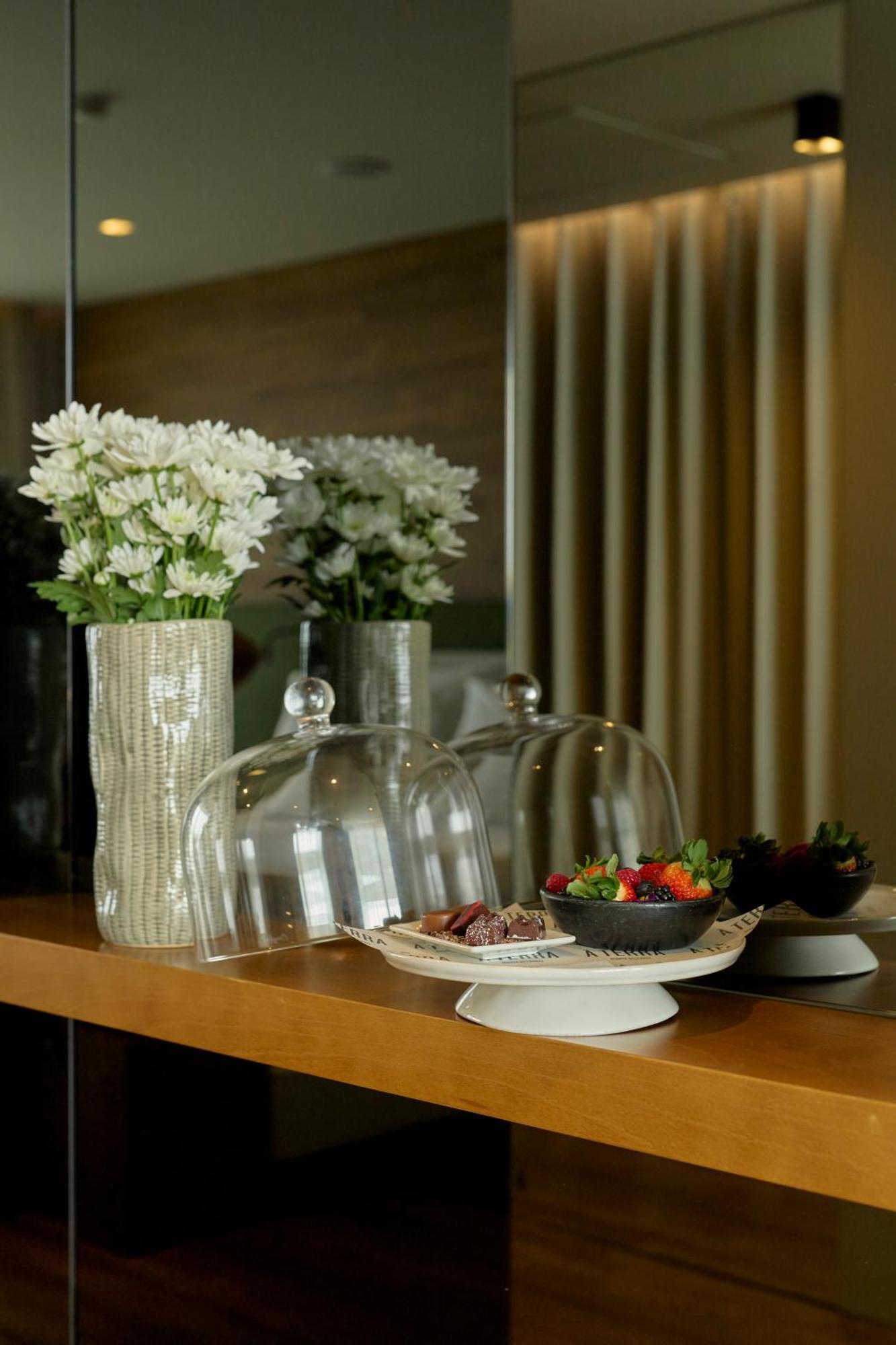 فندق ازور Ponta Delgada المظهر الخارجي الصورة A cake stand with a glass dome