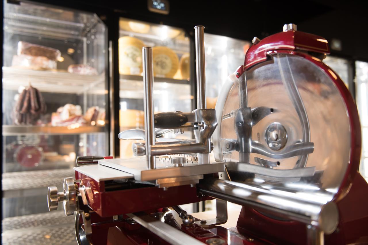 فندق ازور Ponta Delgada المظهر الخارجي الصورة A commercial prosciutto slicer